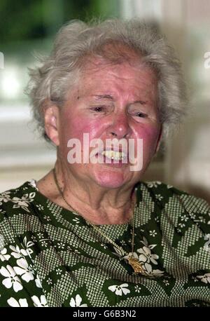 Betty Westcott la vedova del comandante dell'ala Adrian Warburton. Perduti per più di mezzo secolo, i resti del comandante dell'ala Adrian Warburton hanno finalmente ricevuto un posto di riposo adatto nel cimitero di guerra di Durnbach nella Germania meridionale. * è una destinazione finale condivisa da un massimo di 3,000 compagni alleati caduti morti durante la seconda guerra mondiale. Foto Stock