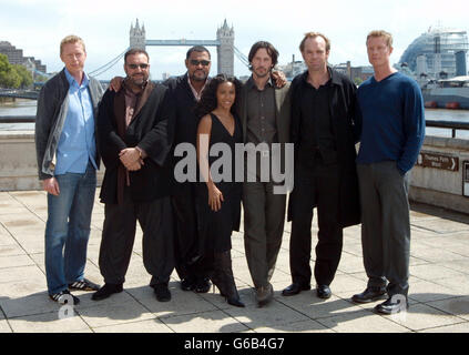 Le stelle e il produttore di Matrix Reloaded, da sinistra a destra; attore Neil Rayment, produttore Joel Silver, attore Laurence Fishburne, attrice Jada Pinkett-Smith, L'attore Keanu Reeves, l'attore Hugo Waving e l'attore Adrien Rayment pongono per i fotografi durante una fotocellula al mercato Old Billingsgate di Londra in vista della prima del film nel Regno Unito. Foto Stock