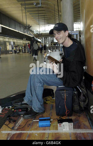 Musicista di strada legale sulla metropolitana Foto Stock