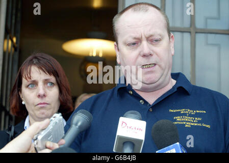 Tony Clowes morte causa in tribunale Foto Stock