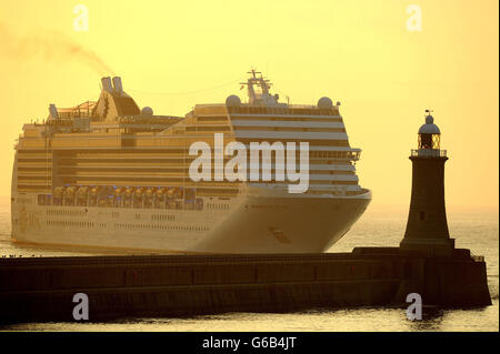 La nave da crociera MSC magnifica entra alla foce del fiume Tyne all'alba. Foto Stock