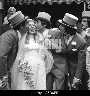 Sposa Beverley Wise e sposo Lawrence Swycher, entrambi 22, con i comici Mike Winters (seconda a destra) e Bernie Winters (a sinistra) alla Sinagoga West End a St Petersburgh Place, Londra. Beverley è la nipote del duo comico. Foto Stock