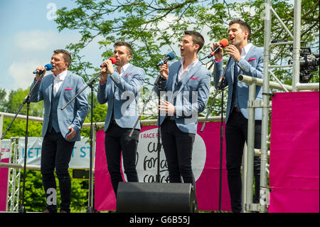 Il Neales sul palco di eseguire la loro carità singolo 'ci sarò' in corrispondenza di un cancro REGNO UNITO 'corsa per la vita' evento in Welwyn, Herts Foto Stock