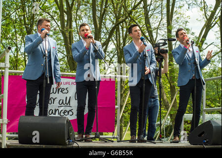 Il Neales sul palco di eseguire la loro carità singolo 'ci sarò' in corrispondenza di un cancro REGNO UNITO 'corsa per la vita' evento in Welwyn, Herts Foto Stock