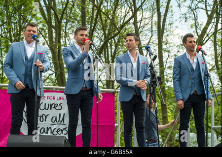 Il Neales sul palco di eseguire la loro carità singolo 'ci sarò' in corrispondenza di un cancro REGNO UNITO 'corsa per la vita' evento in Welwyn, Herts Foto Stock