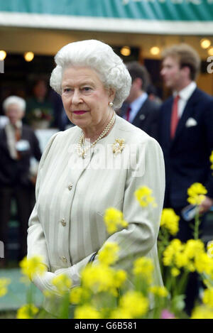 La Regina Elisabetta II della Gran Bretagna visita il Chelsea Flower Show della Royal Horticultural Society a Londra. Foto Stock