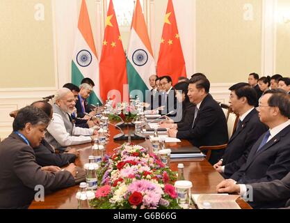 Tashkent, Uzbekistan. Il 23 giugno, 2016. Il presidente cinese Xi Jinping incontra il Primo Ministro indiano Narendra Modi a Tashkent, Uzbekistan, 23 giugno 2016. Credito: Rao Aimin/Xinhua/Alamy Live News Foto Stock