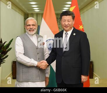 Tashkent, Uzbekistan. Il 23 giugno, 2016. Il presidente cinese Xi Jinping (R) incontra il Primo Ministro indiano Narendra Modi a Tashkent, Uzbekistan, 23 giugno 2016. Credito: Rao Aimin/Xinhua/Alamy Live News Foto Stock