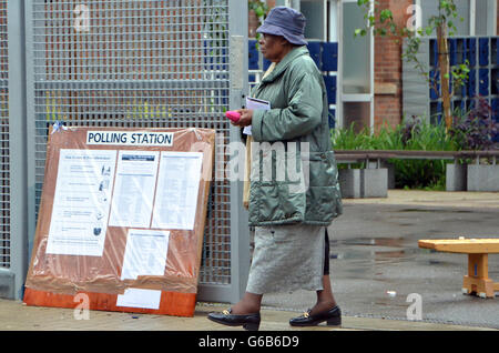 Wandsworth Common, Londra, Regno Unito, 23 giugno 2016, la gente a votare a Wandsworth comune stazione di polling nella UE referendum. Credito: JOHNNY ARMSTEAD/Alamy Live News Foto Stock