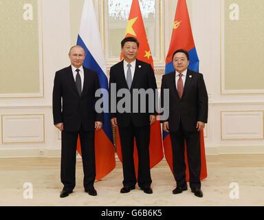 Tashkent, Uzbekistan. Il 23 giugno, 2016. Il presidente cinese Xi Jinping (C), il presidente russo Vladimir Putin (L) e presidente mongolo Elbegdorj Tsakhiagiin (R) partecipare alla trilaterale terzo incontro dei leader dei tre paesi a Tashkent, Uzbekistan, 23 giugno 2016. © Li Tao/Xinhua/Alamy Live News Foto Stock