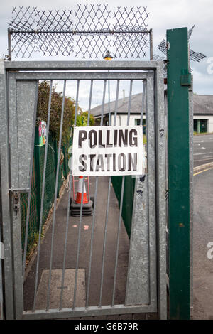 Belfast, Regno Unito. Il 23 giugno, 2016. Stazione di polling entrata nel lasciare/rimangono Referendu UE Credito: Bonzo Alamy/Live News Foto Stock