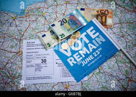 Belfast, Regno Unito. Il 23 giugno, 2016. Una scheda di polling una mappa della Francia con la votazione di rimanere bandiera banconote e monete Credito: Bonzo Alamy/Live News Foto Stock