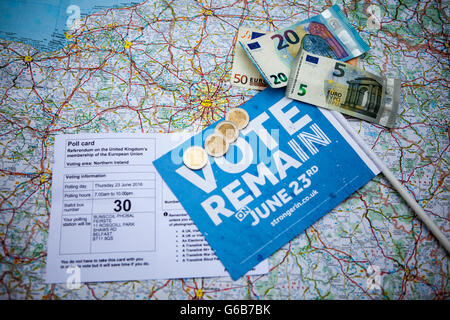 Belfast, Regno Unito. Il 23 giugno, 2016. Una scheda di polling una mappa della Francia con la votazione di rimanere bandiera banconote e monete Credito: Bonzo Alamy/Live News Foto Stock