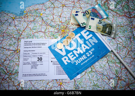 Belfast, Regno Unito. Il 23 giugno, 2016. Una scheda di polling una mappa della Francia con la votazione di rimanere bandiera banconote e monete Credito: Bonzo Alamy/Live News Foto Stock