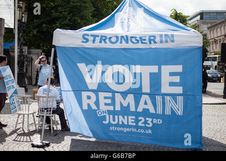 Belfast, Regno Unito. Il 23 giugno, 2016. La campagna rimangono Gazebo durante il congedo/restano UE referendum. Credito: Bonzo Alamy/Live News Foto Stock