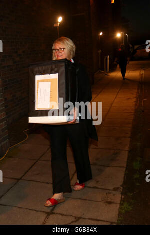 Bognor Regis, West Sussex, Regno Unito. Il 23 giugno, 2016. Joanne Brown nella foto portando in scrutinio per l'UE Refrendum contare a Bognor Regis, West Sussex, Regno Unito. 23/06/16 Credito: Sam Stephenson/Alamy Live News Foto Stock