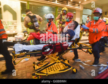 Hong Kong, Cina. Il 23 giugno, 2016. Ferito un vigile del fuoco è spostabile in un ospedale di Hong Kong, Cina del Sud, 23 giugno 2016. Un secondo vigile del fuoco è morto la sera di giovedì dopo aver combattuto a quattro-allarme incendio che infuria per più di due giorni in un edificio industriale di Kowloon Bay. Credito: Ng Wing Kin/Xinhua/Alamy Live News Foto Stock