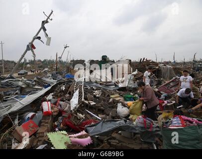 Yancheng cinese della provincia di Jiangsu. Il 24 giugno 2016. Gli abitanti di un villaggio di cercare i loro averi presso i detriti in Beichen villaggio della contea di Funing, Yancheng City, est cinese della provincia di Jiangsu, Giugno 24, 2016. Numero di vittime del tornado e grandinate in Jiangsu ha salito al 98, salvataggio locale sede detto venerdì. Circa 800 persone sono state ferite. Credito: Ding Ting/Xinhua/Alamy Live News Foto Stock