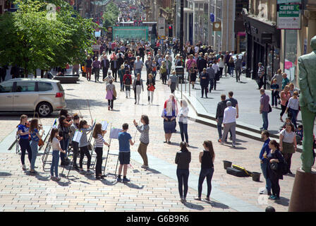 Glasgow, Scotland, Regno Unito. Il 23 giugno, 2016. Il giorno della votazione Brexit il gaelico Glasgow School ironicamente eseguire per finanziare la loro classe di viaggio europeo nell'ombra di Donald Dewar, padre scozzese della deconcentrazione. Credito: Gerard Ferry/Alamy Live News Foto Stock