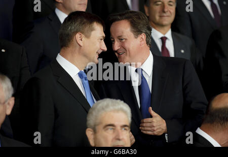 (L-R) Primo Ministro ungherese Gordon Bajnai chat con British PM David Cameron posano per una foto di famiglia durante un Unione Europea leaders summit di Bruxelles in Belgio su 2010-09-16 da Wiktor Dabkowski Polonia, Francia fuori uso | in tutto il mondo Foto Stock