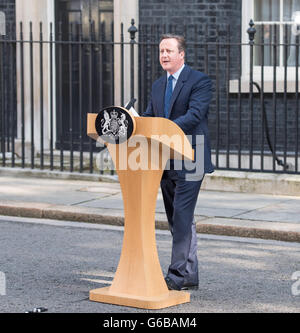 Londra, Regno Unito. Il 24 giugno 2016. Il Primo Ministro David Cameron al di fuori 10 Downing Street, dimettersi Credito: Ian Davidson/Alamy Live News Foto Stock