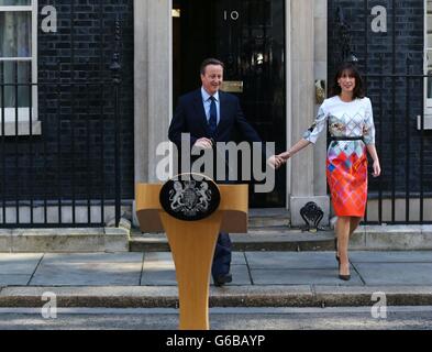 Londra, Gran Bretagna. Il 24 giugno 2016. Primo Ministro britannico David Cameron passeggiate fuori con la moglie Samantha al 10 di Downing Street a Londra, in Gran Bretagna, 24 giugno 2016. La Gran Bretagna il Primo Ministro David Cameron venerdì mattina ha annunciato la sua intenzione di rassegnare le dimissioni dopo che il suo paese ha votato per lasciare l'Unione europea. Credito: Han Yan/Xinhua/Alamy Live News Foto Stock