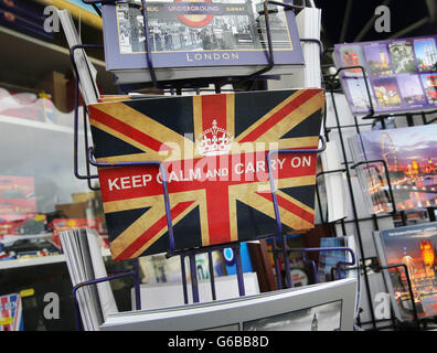 Londra, Gran Bretagna. Il 24 giugno 2016. Una cartolina recita "Mantenere la calma e a portare sul' di Londra, Gran Bretagna, 24 giugno 2016. In un referendum il 23 giugno, i britannici hanno votato da un ristretto margine di lasciare l'Unione europea (UE). Foto: MICHAEL KAPPELER/dpa/Alamy Live News Foto Stock