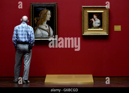 Un visitatore guarda a Sandro Botticelli 'idealizzato Ritratto di una dama (ritratto di Simonetta Vespucci come Ninfa)' dalla collezione Städel accanto a 'Fazio la padrona (Aurelia)' dipinta dall'artista inglese Dante Gabriel Rossetti (1828-1882), un prestito dalla Tate di Londra. | Utilizzo di tutto il mondo Foto Stock