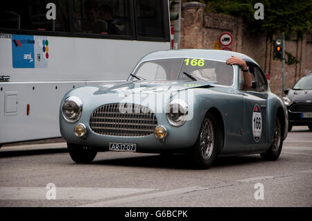 FANO, Italia - 16 Maggio: equipaggio non identificato su una vecchia macchina da corsa nel rally Mille Miglia 201 4 il famoso storico italiano della gara (1927-1957) nel maggio 2014 Foto Stock