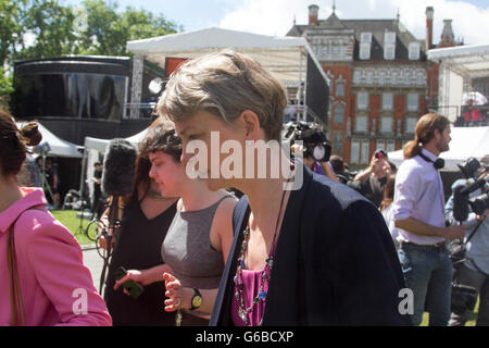 Westminster London,UK. Il 24 giugno 2016. Yvette Cooper ex Casa del lavoro segretario sotto il Primo ministro britannico Gordon Brown risponde ai media come David Cameron annuncia le sue dimissioni come Primo Ministro britannico dopo il referendum UE voto e la Gran Bretagna aveva votato per lasciare l'Unione europea. Credito: amer ghazzal/Alamy Live News Foto Stock