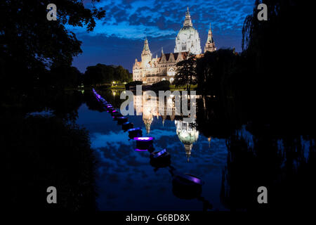 Hannover, Germania. Il 23 giugno, 2016. L'installazione "leine de luci' Nuoto Il laghetto Maschteich davanti al nuovo municipio di Hannover, Germania, 23 giugno 2016. Il progetto è stato installato in occasione della 775th anniversario di Hannover, foto: SEBASTIAN GOLLNOW/dpa/Alamy Live News Foto Stock