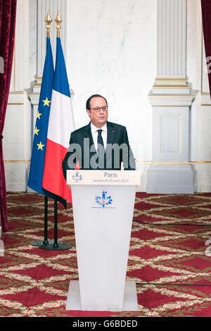 Parigi, Francia. Il 24 giugno 2016. Il Presidente francese Francois Hollande parla nel corso di una conferenza stampa a Parigi, Francia, giugno 24, 2016. Il Presidente francese Francois Hollande venerdì ha detto di 'respects' la scelta del britannico dopo che la maggioranza dei cittadini britannici hanno votato per lasciare l'Unione europea (UE) in un referendum giovedì. © Theo Duval/Xinhua/Alamy Live News Foto Stock
