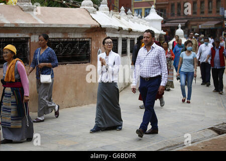 Kathmandu, Nepal. Il 24 giugno 2016. Chinese-Malaysian attrice e UNDP ambasciatrice Michelle Yeoh (al centro a sinistra) e Renaud Meyar paese direttore dell UNDP Nepal (destra) visitare la Stupa Boudhanath, un sito Patrimonio Mondiale dell'UNESCO a Kathmandu in Nepal il Venerdì, 24 giugno 2016. L'attrice Michelle era in Nepal durante il mese di aprile 25 terremoto dello scorso anno e lei rivisita nuovamente per vedere i progressi sulla ricostruzione dopo lo scorso anno il devastante terremoto che ha ucciso più di 9 mila persone e lasciato migliaia di sfollati e feriti. © Skanda Gautam/ZUMA filo/Alamy Live News Foto Stock