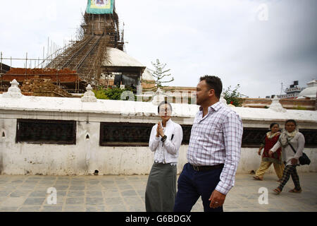 Kathmandu, Nepal. Il 24 giugno 2016. Chinese-Malaysian attrice e UNDP ambasciatrice Michelle Yeoh (al centro a sinistra) e Renaud Meyar paese direttore dell UNDP Nepal (destra) visitare la Stupa Boudhanath, un sito Patrimonio Mondiale dell'UNESCO a Kathmandu in Nepal il Venerdì, 24 giugno 2016. L'attrice Michelle era in Nepal durante il mese di aprile 25 terremoto dello scorso anno e lei rivisita nuovamente per vedere i progressi sulla ricostruzione dopo lo scorso anno il devastante terremoto che ha ucciso più di 9 mila persone e lasciato migliaia di sfollati e feriti. © Skanda Gautam/ZUMA filo/Alamy Live News Foto Stock