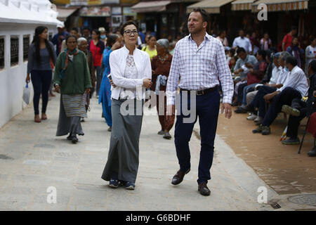 Kathmandu, Nepal. Il 24 giugno 2016. Chinese-Malaysian attrice e UNDP ambasciatrice Michelle Yeoh (sinistra) e Renaud Meyar paese direttore dell UNDP Nepal (destra) visitare la Stupa Boudhanath, un sito Patrimonio Mondiale dell'UNESCO a Kathmandu in Nepal il Venerdì, 24 giugno 2016. L'attrice Michelle era in Nepal durante il mese di aprile 25 terremoto dello scorso anno e lei rivisita nuovamente per vedere i progressi sulla ricostruzione dopo lo scorso anno il devastante terremoto che ha ucciso più di 9 mila persone e lasciato migliaia di sfollati e feriti. © Skanda Gautam/ZUMA filo/Alamy Live News Foto Stock