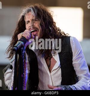 New York, NY, STATI UNITI D'AMERICA. Il 24 giugno 2016. Steven Tyler sul palco per la NBC Today Show Concerto con Steven Tyler, Rockefeller Plaza di New York, NY Giugno 24, 2016. Credito: Steven Ferdman/Everett raccolta/Alamy Live News Foto Stock
