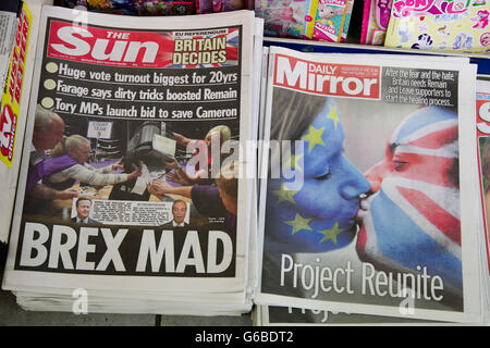 Londra, Regno Unito 24 Giugno 2016 - Sun e Daily Mirror. Quotidiano britannico anteriore di copertura delle pagine il giorno dopo il referendum UE voto. Credito: Dinendra Haria/Alamy Live News Foto Stock