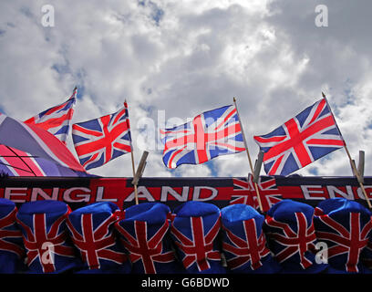 Londra, Regno Unito. Il 24 giugno 2016. Bandiere britanniche presso un negozio di souvenir a Londra, Inghilterra, 24 giugno 2016. Il britannico ha deciso di lasciare l'Unione europea in un referendum. Foto: MICHAEL KAPPELER/dpa/Alamy Live News Foto Stock