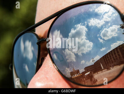 Berlino, Germania. Il 24 giugno 2016. La Porta di Brandeburgo, il cielo blu e alcune nuvole riflettono in occhiali da sole di Alice da Australia a Berlino, Germania, 24 giugno 2016. Foto: PAOLO ZINKEN/dpa/Alamy Live News Foto Stock