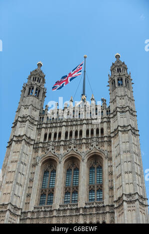 Londra REGNO UNITO. Il 24 giugno 2016. L'Unione Jack vola aloft le Case del Parlamento, il giorno che la Gran Bretagna ha votato per lasciare l'Unione europea. Credito: Stephen Chung / Alamy Live News Foto Stock