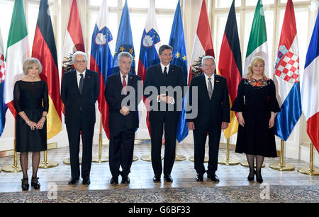 Uomo politico francese Elisabeth Guigou (l-r), il presidente italiano Sergio Mattarella, il Presidente austriaco Heinz Fischer, presidente sloveno Borut Pahor, Presidente tedesco Joachim Gauck e presidente croato Kolinda Grabar-Kitarovic che posano per una foto di gruppo a Ljubljana, Slovenia, 24 giugno 2016. I cinque giorni del viaggio del presidente tedesco termina con la celebrazione ufficiale della formazione dello stato e il venticinquesimo anniversario dell indipendenza della Repubblica di Slovenia. Foto: RAINER JENSEN/dpa Foto Stock