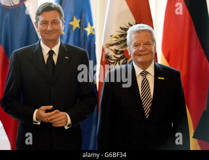 Il Presidente tedesco Joachim Gauck (r) e presidente sloveno Borut Pahor che posano per una foto di Ljubljana, Slovenia, 24 giugno 2016. I cinque giorni del viaggio del presidente tedesco termina con la celebrazione ufficiale della formazione dello stato e il venticinquesimo anniversario dell indipendenza della Repubblica di Slovenia. Foto: RAINER JENSEN/dpa Foto Stock