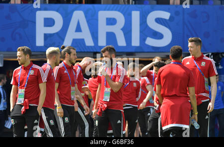 Lo stadio Parc des Princes, Francia, 24 giugno 2016. Nazionale del Galles i giocatori di calcio Gareth balla (3-L), Joe Ledley (C) e il portiere Wayne Hennessey (R) assistere ad una sessione di allenamento della nazionale di calcio presso il Parc des Princes Stadium, Francia, 24 giugno 2016. Il Galles sarà rivolto verso l'Irlanda del Nord in una UEFA EURO 2016 Round di 16 a Parigi il 25 giugno 2016. Credito: dpa picture alliance/Alamy Live News Foto Stock