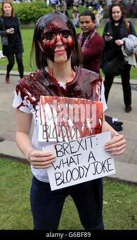 Brexit protester versa sangue finto su se stessa il giorno dell'UE risultato del referendum, London, Regno Unito Foto Stock