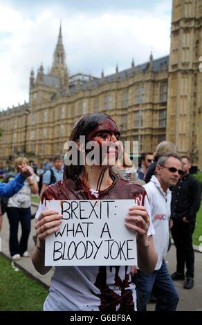 Brexit protester versa sangue finto su se stessa il giorno dell'UE risultato del referendum, London, Regno Unito Foto Stock