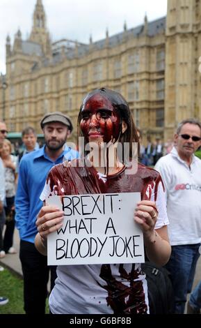 Brexit protester versa sangue finto su se stessa il giorno dell'UE risultato del referendum, London, Regno Unito Foto Stock