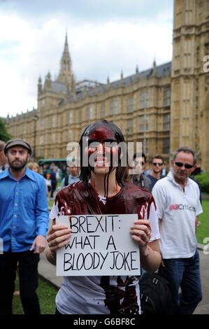 Brexit protester versa sangue finto su se stessa il giorno dell'UE risultato del referendum, London, Regno Unito Foto Stock