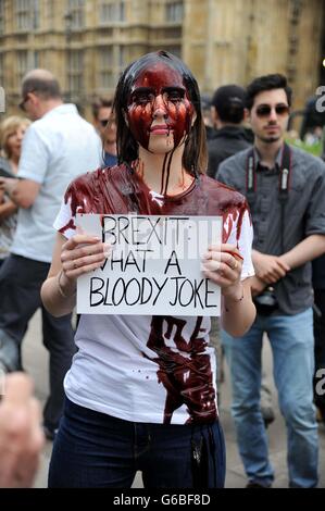 Brexit protester versa sangue finto su se stessa il giorno dell'UE risultato del referendum, London, Regno Unito Foto Stock