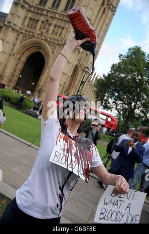 Brexit protester versa sangue finto su se stessa il giorno dell'UE risultato del referendum, London, Regno Unito Foto Stock