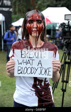 Brexit protester versa sangue finto su se stessa il giorno dell'UE risultato del referendum, London, Regno Unito Foto Stock